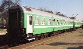 Wagony osobowy akcji socjalnej PKP na stacji, 1996. Fot. J....
